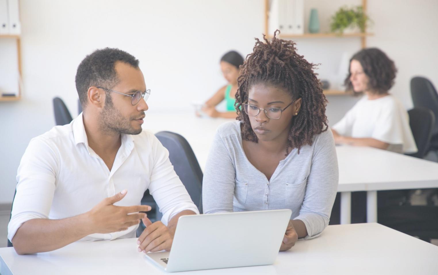 Profesionales analizando datos financieros en pantallas modernas